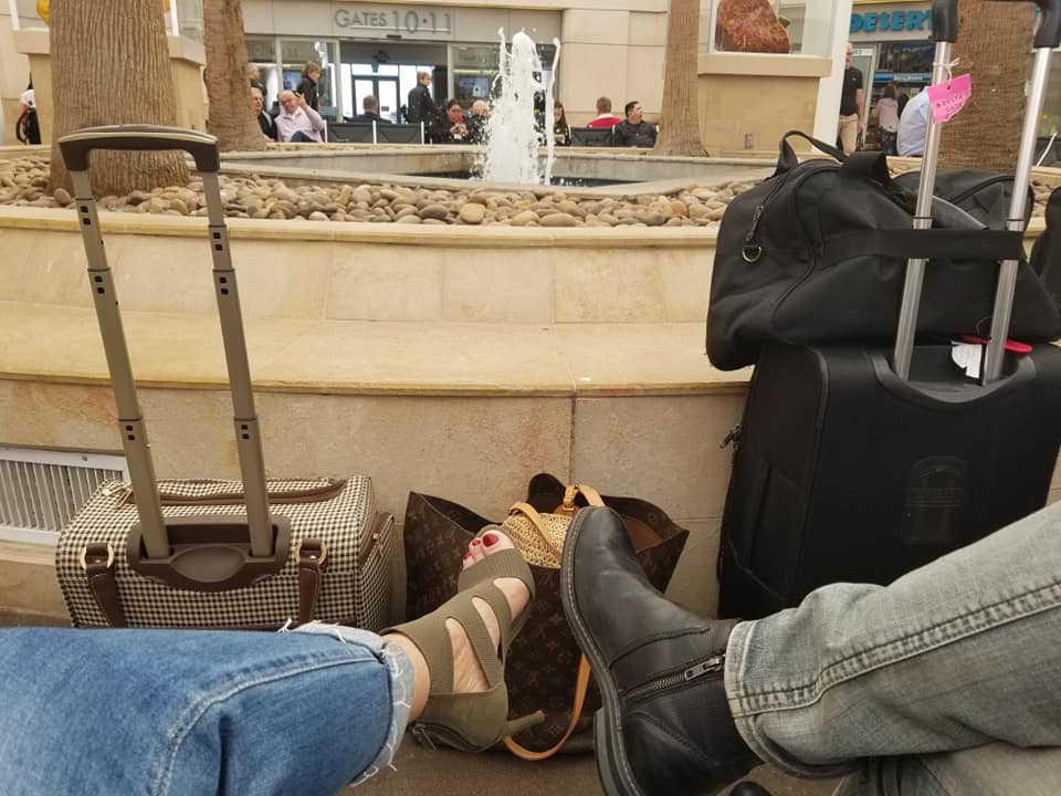 Donna traveling
